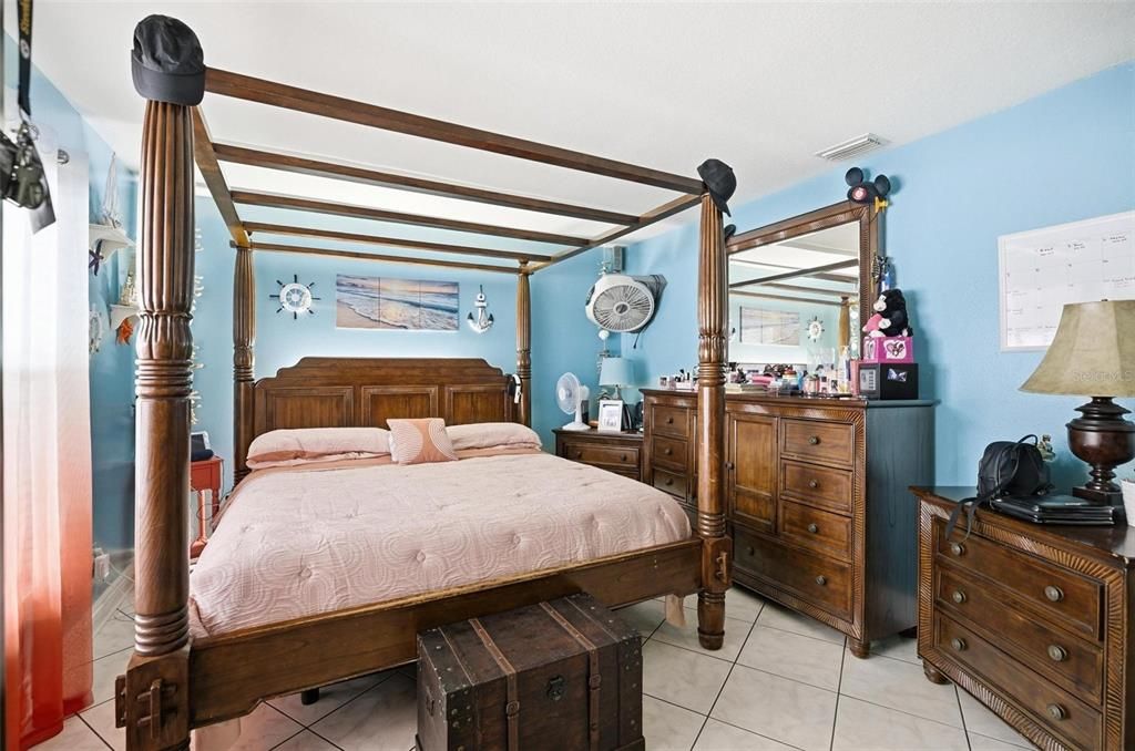 Activo con contrato: $300,000 (3 camas, 2 baños, 1328 Pies cuadrados)