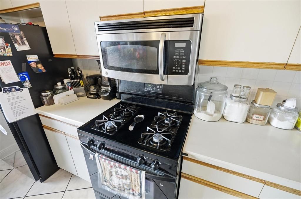 Activo con contrato: $300,000 (3 camas, 2 baños, 1328 Pies cuadrados)