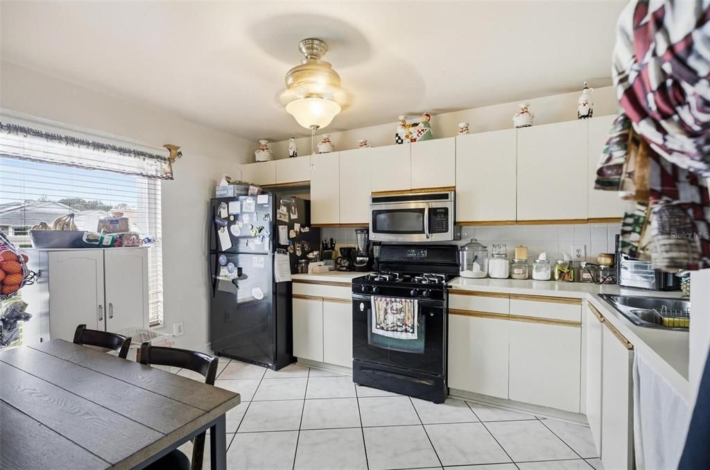 Activo con contrato: $300,000 (3 camas, 2 baños, 1328 Pies cuadrados)