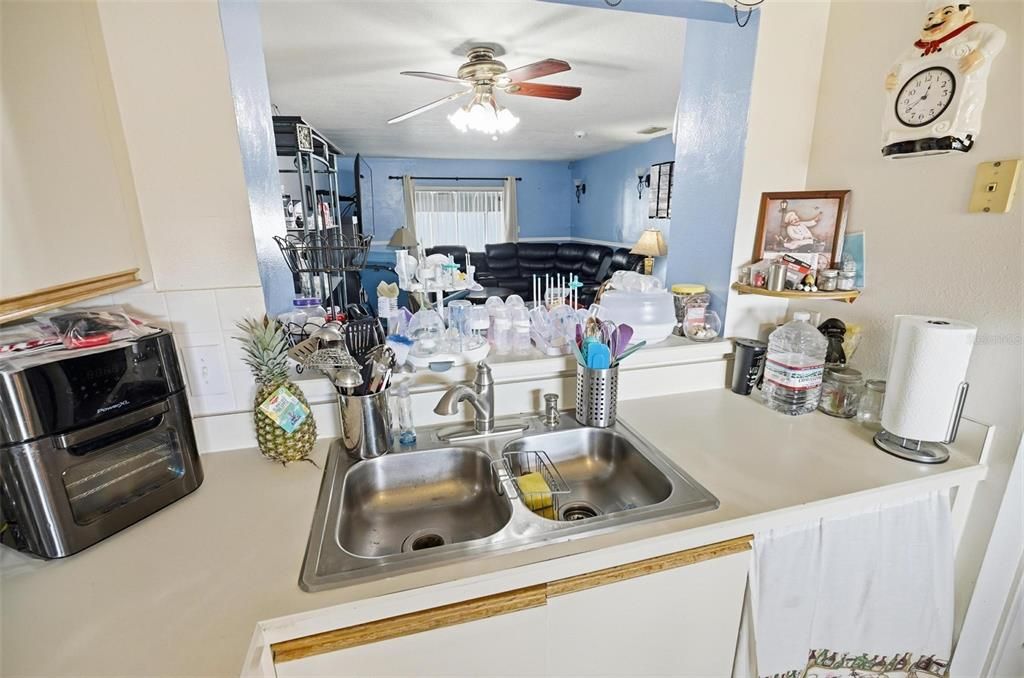 Activo con contrato: $300,000 (3 camas, 2 baños, 1328 Pies cuadrados)