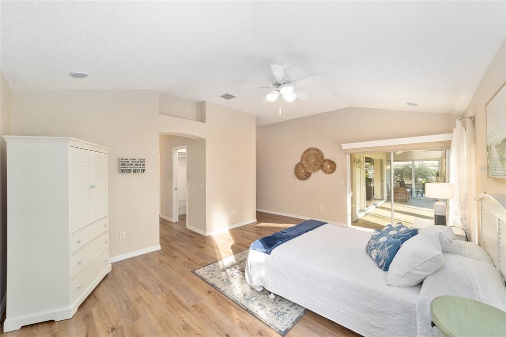 合同活跃: $524,900 (3 贝兹, 2 浴室, 2105 平方英尺)