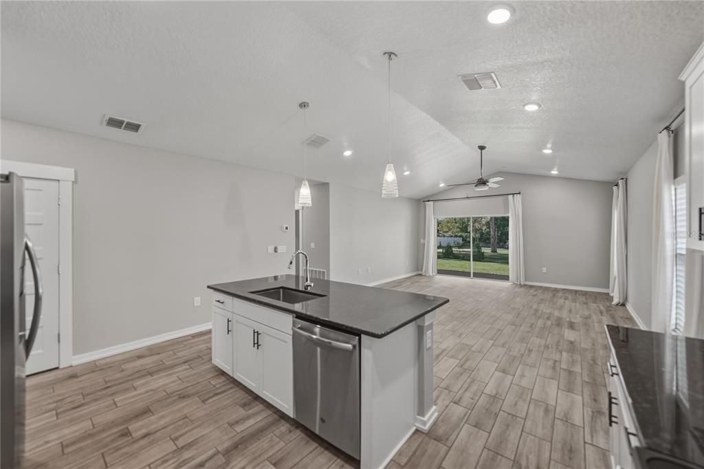 For Sale: $399,900 (3 beds, 2 baths, 1654 Square Feet)