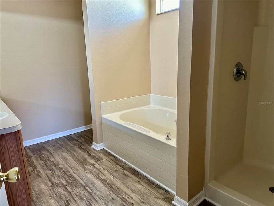 合同活跃: $1,960 (4 贝兹, 2 浴室, 1892 平方英尺)