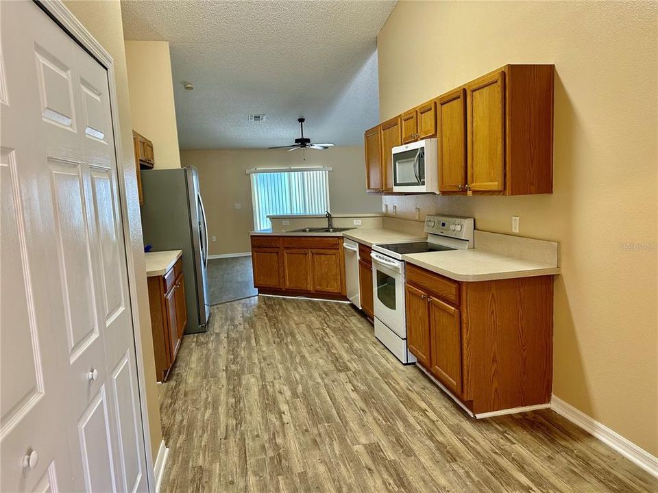 合同活跃: $1,960 (4 贝兹, 2 浴室, 1892 平方英尺)