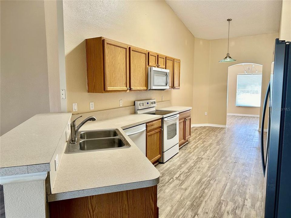 合同活跃: $1,960 (4 贝兹, 2 浴室, 1892 平方英尺)