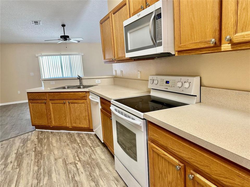 合同活跃: $1,960 (4 贝兹, 2 浴室, 1892 平方英尺)