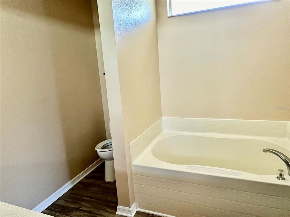 合同活跃: $1,960 (4 贝兹, 2 浴室, 1892 平方英尺)