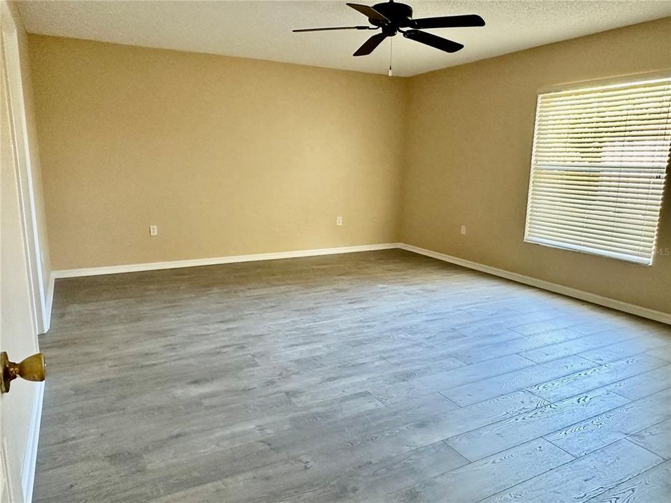 合同活跃: $1,960 (4 贝兹, 2 浴室, 1892 平方英尺)