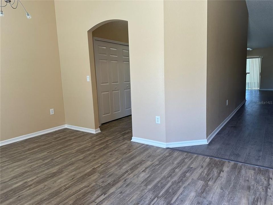 合同活跃: $1,960 (4 贝兹, 2 浴室, 1892 平方英尺)