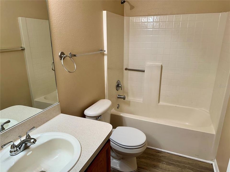 合同活跃: $1,960 (4 贝兹, 2 浴室, 1892 平方英尺)