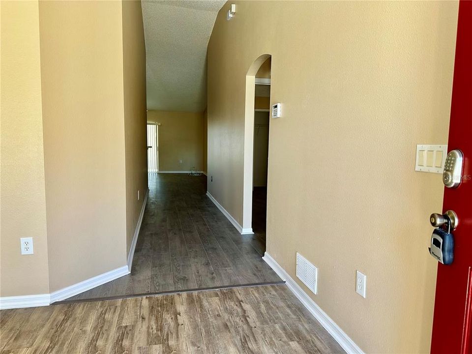 合同活跃: $1,960 (4 贝兹, 2 浴室, 1892 平方英尺)