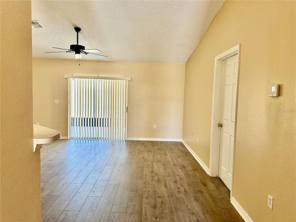 合同活跃: $1,960 (4 贝兹, 2 浴室, 1892 平方英尺)