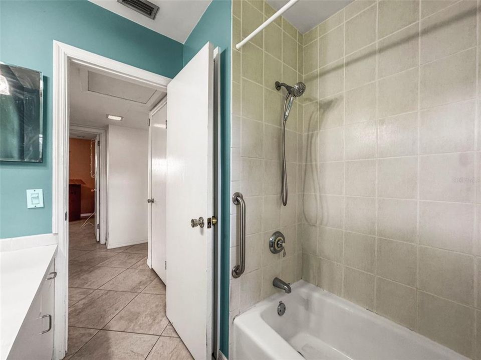 For Sale: $335,000 (2 beds, 2 baths, 1231 Square Feet)