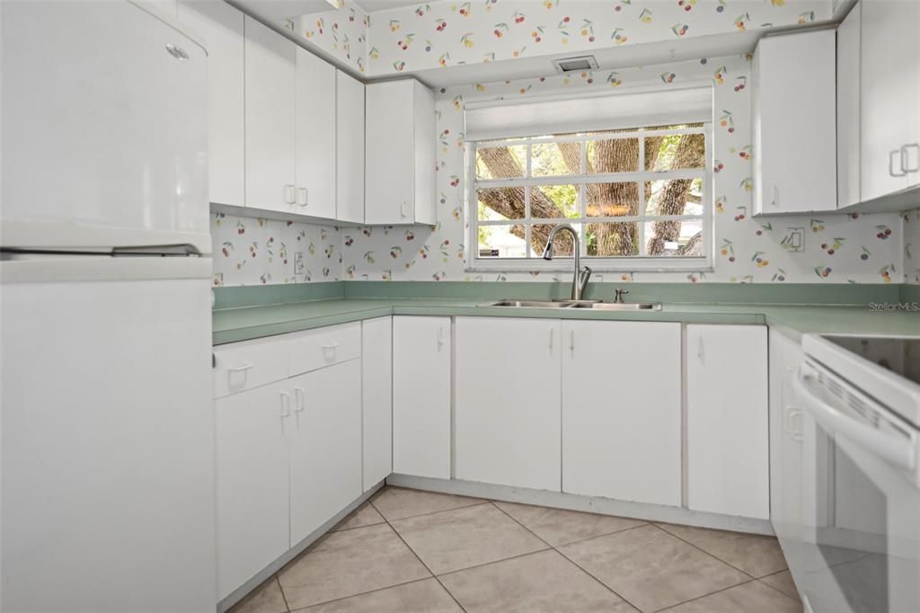 For Sale: $335,000 (2 beds, 2 baths, 1231 Square Feet)