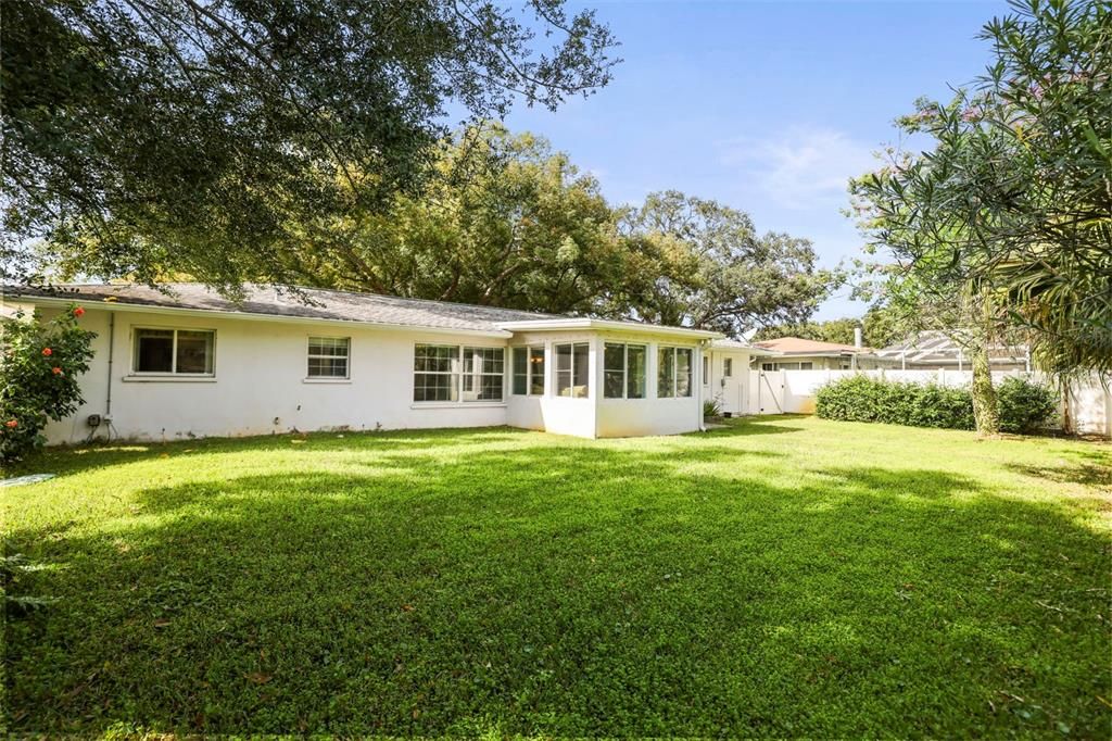 For Sale: $335,000 (2 beds, 2 baths, 1231 Square Feet)