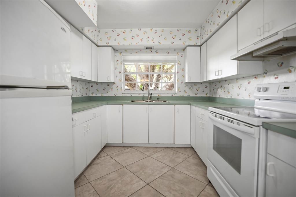 For Sale: $335,000 (2 beds, 2 baths, 1231 Square Feet)