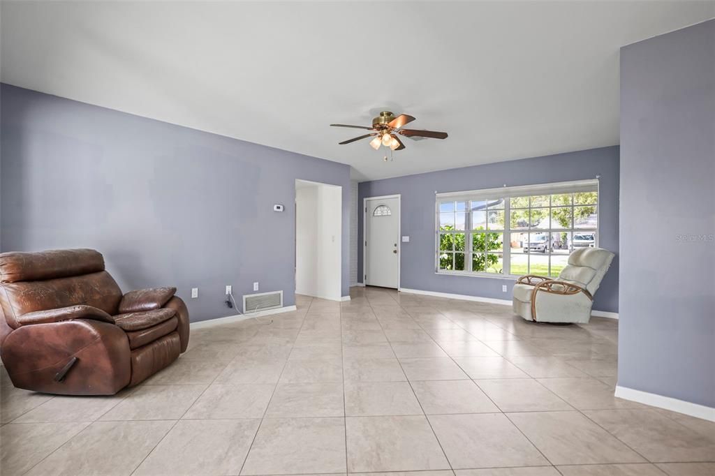 For Sale: $335,000 (2 beds, 2 baths, 1231 Square Feet)