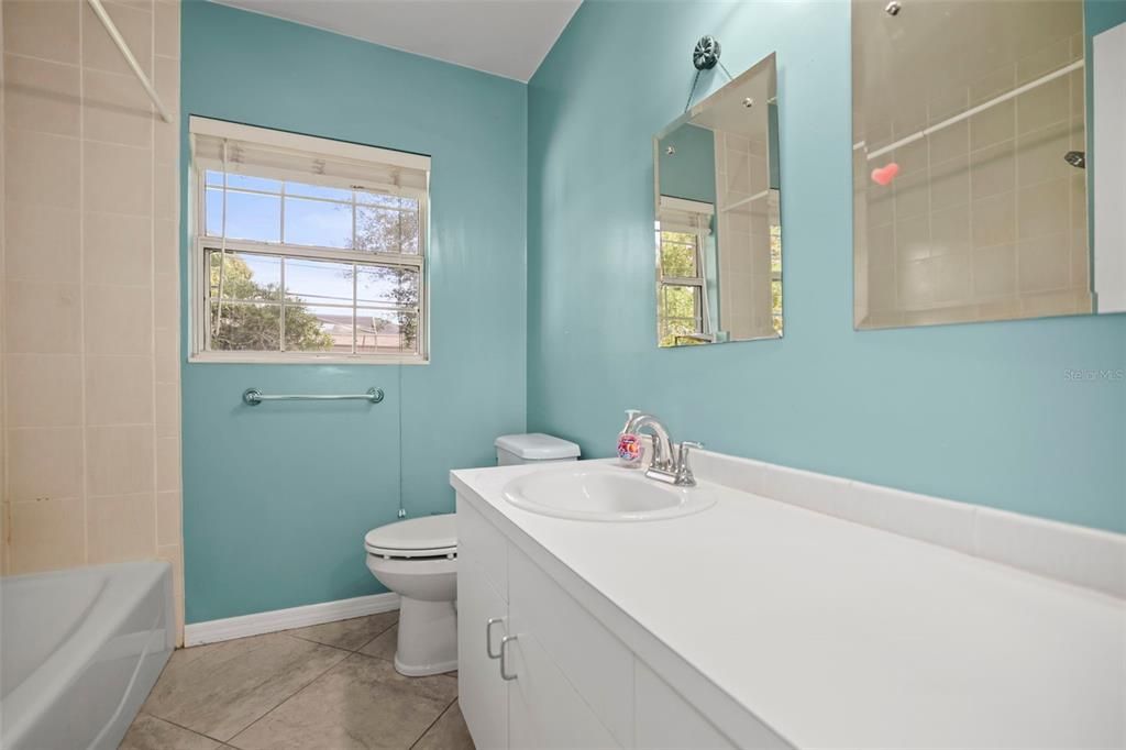 For Sale: $335,000 (2 beds, 2 baths, 1231 Square Feet)