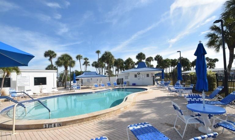 For Rent: $3,900 (2 beds, 2 baths, 880 Square Feet)