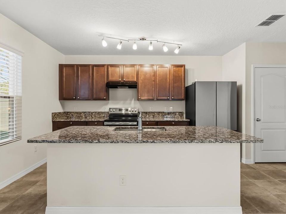 待售: $420,000 (4 贝兹, 2 浴室, 2211 平方英尺)