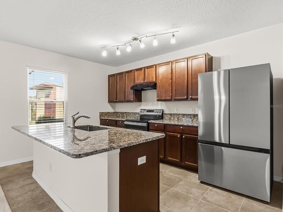 待售: $420,000 (4 贝兹, 2 浴室, 2211 平方英尺)