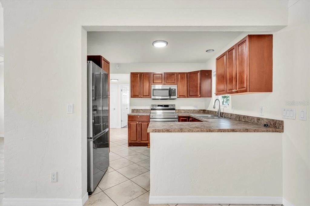 For Rent: $2,500 (3 beds, 2 baths, 1280 Square Feet)