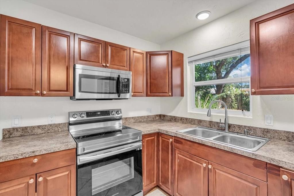 For Rent: $2,500 (3 beds, 2 baths, 1280 Square Feet)