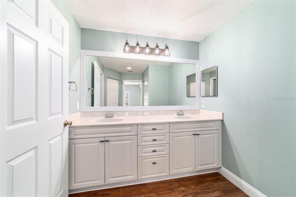 For Sale: $239,900 (2 beds, 2 baths, 1281 Square Feet)