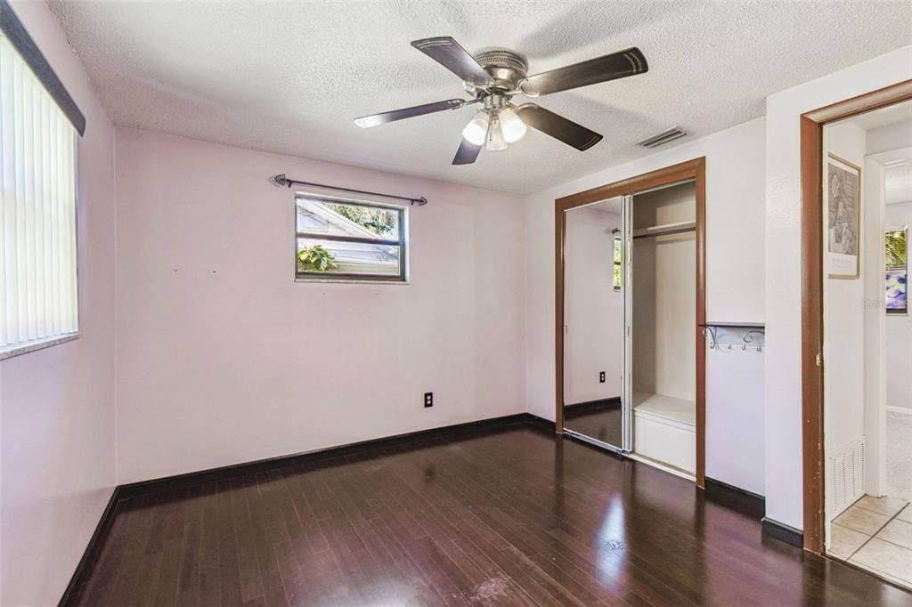 合同活跃: $329,000 (3 贝兹, 2 浴室, 1032 平方英尺)