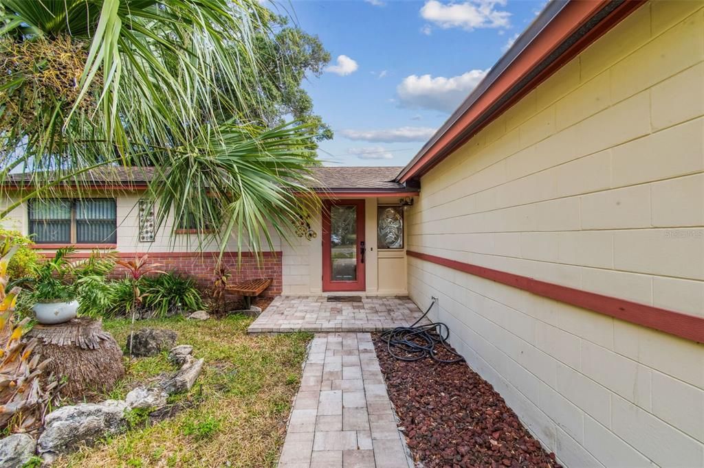 合同活跃: $329,000 (3 贝兹, 2 浴室, 1032 平方英尺)