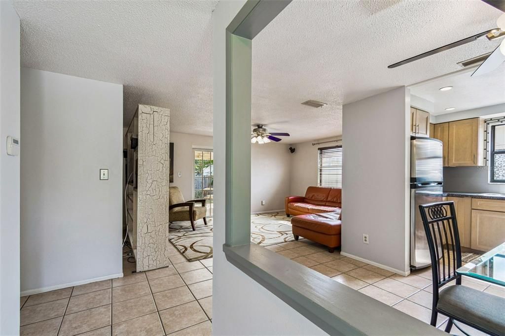 合同活跃: $329,000 (3 贝兹, 2 浴室, 1032 平方英尺)