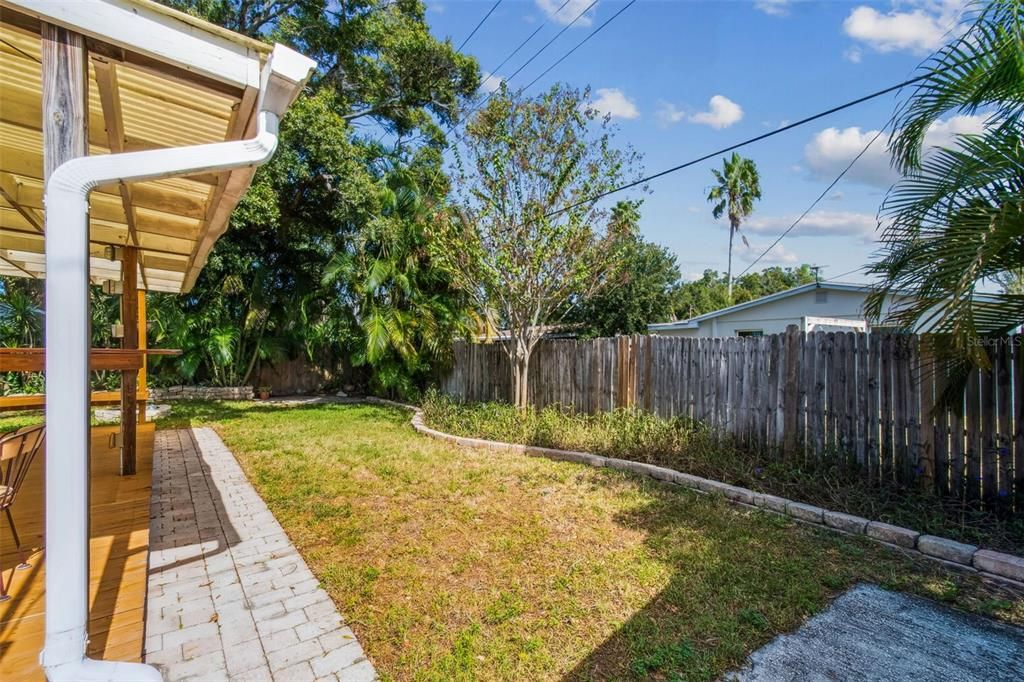 合同活跃: $329,000 (3 贝兹, 2 浴室, 1032 平方英尺)