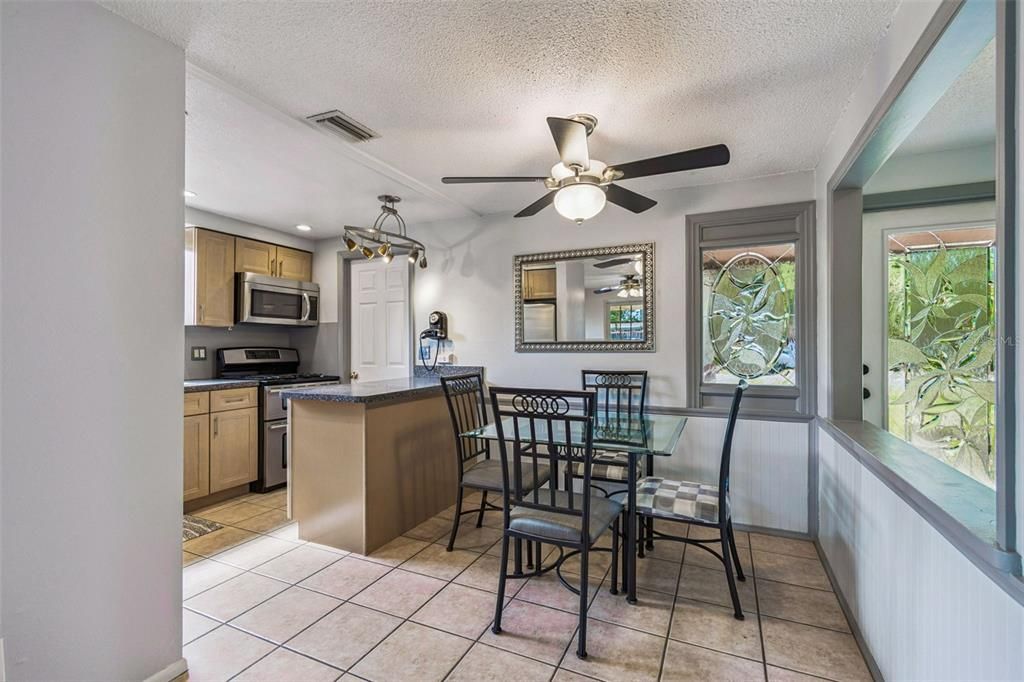 合同活跃: $329,000 (3 贝兹, 2 浴室, 1032 平方英尺)