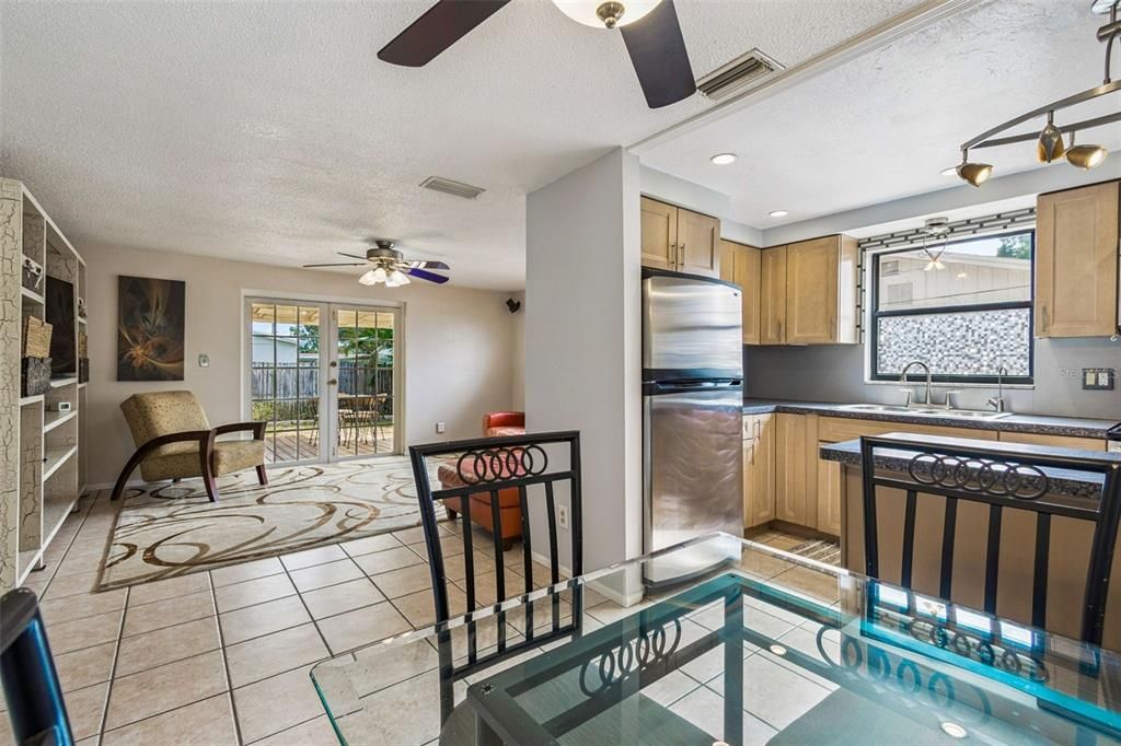 合同活跃: $329,000 (3 贝兹, 2 浴室, 1032 平方英尺)