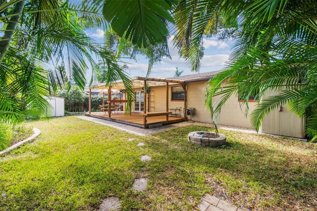 合同活跃: $329,000 (3 贝兹, 2 浴室, 1032 平方英尺)