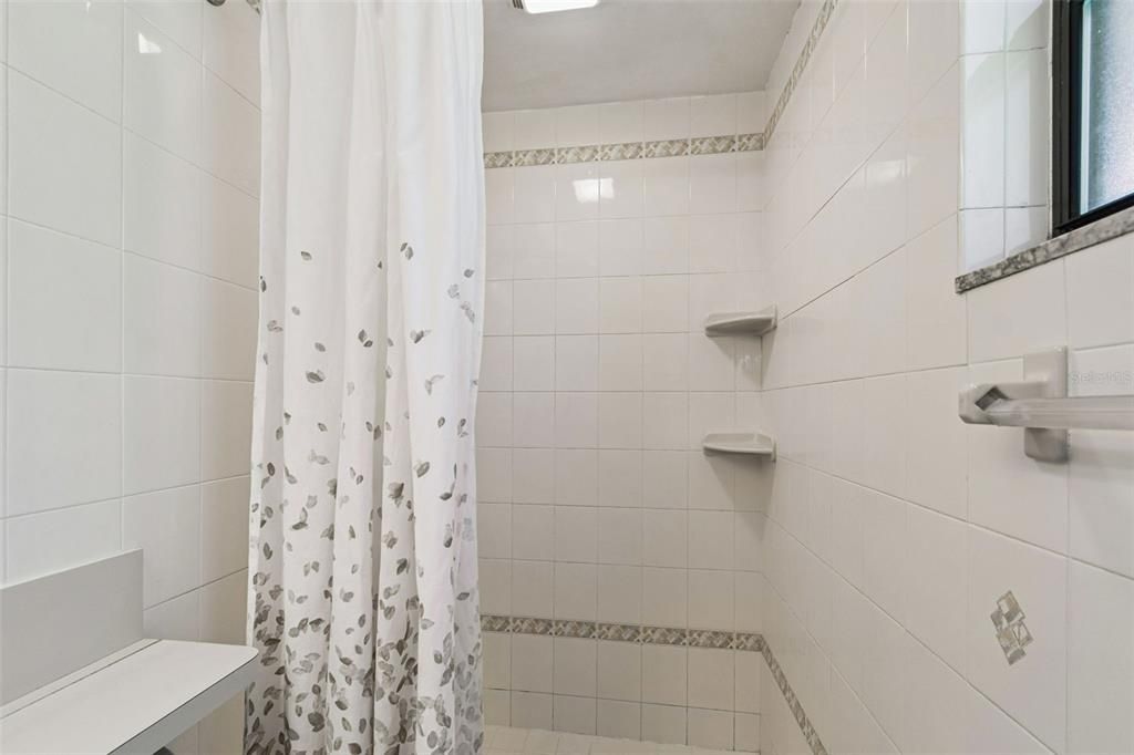 合同活跃: $329,000 (3 贝兹, 2 浴室, 1032 平方英尺)