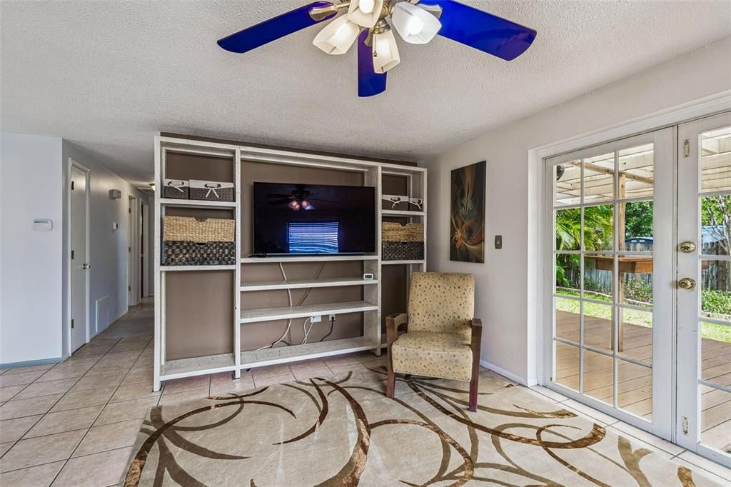 合同活跃: $329,000 (3 贝兹, 2 浴室, 1032 平方英尺)