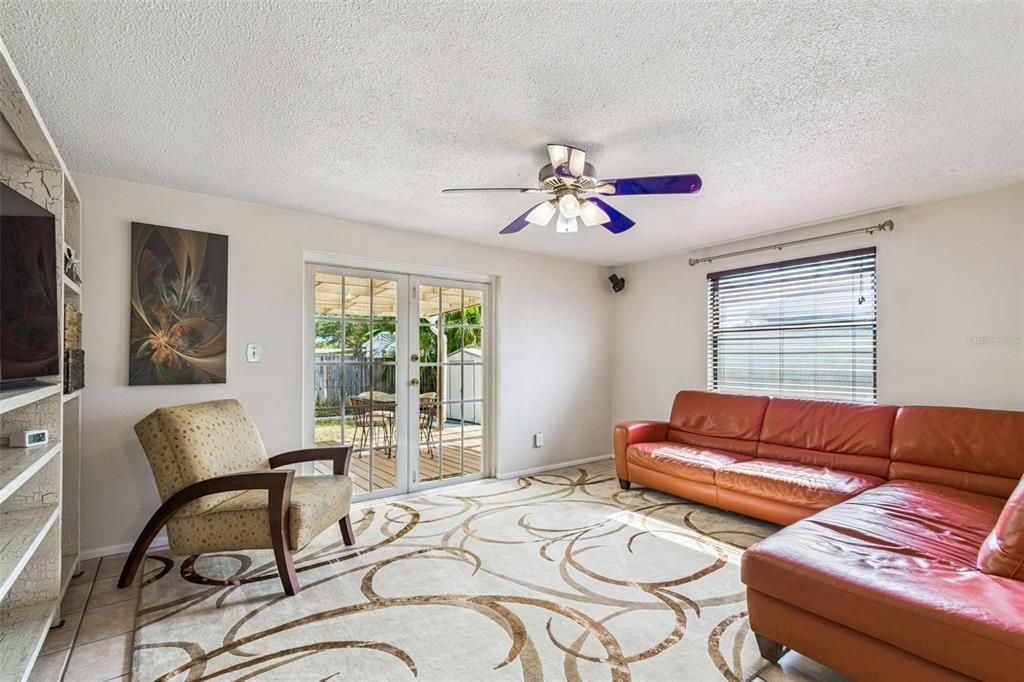 合同活跃: $329,000 (3 贝兹, 2 浴室, 1032 平方英尺)