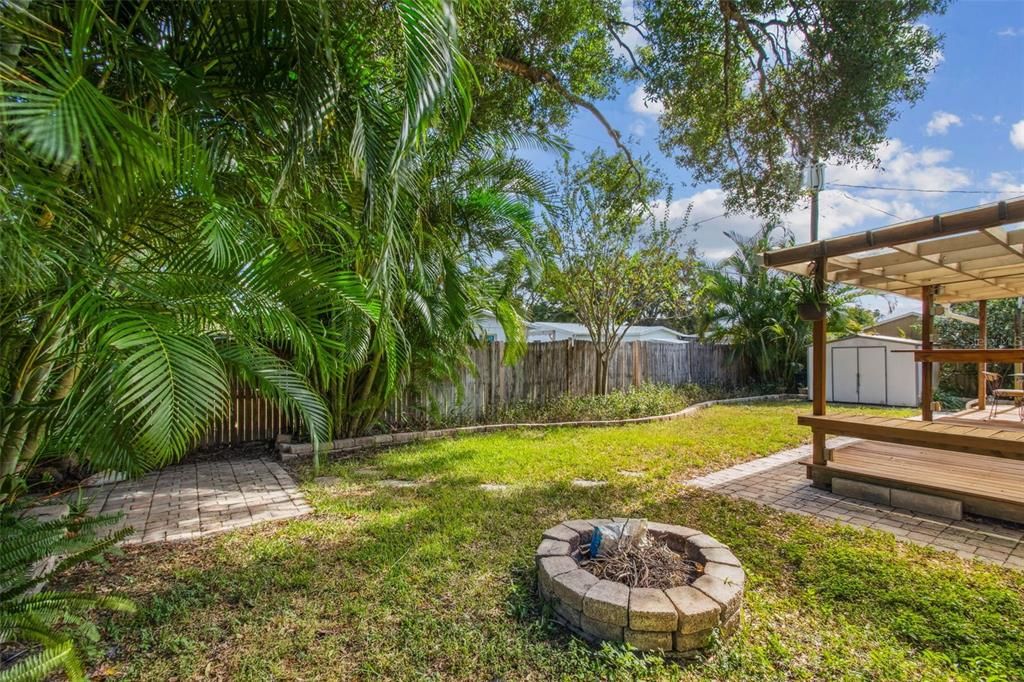 合同活跃: $329,000 (3 贝兹, 2 浴室, 1032 平方英尺)