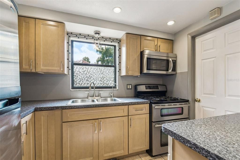 合同活跃: $329,000 (3 贝兹, 2 浴室, 1032 平方英尺)