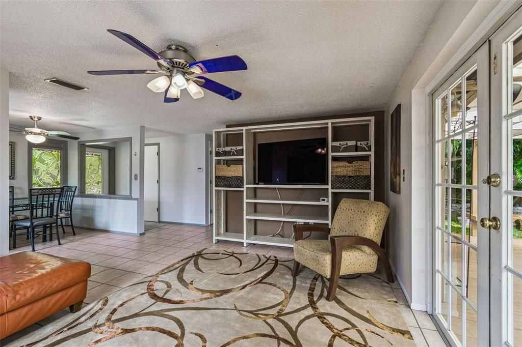 合同活跃: $329,000 (3 贝兹, 2 浴室, 1032 平方英尺)