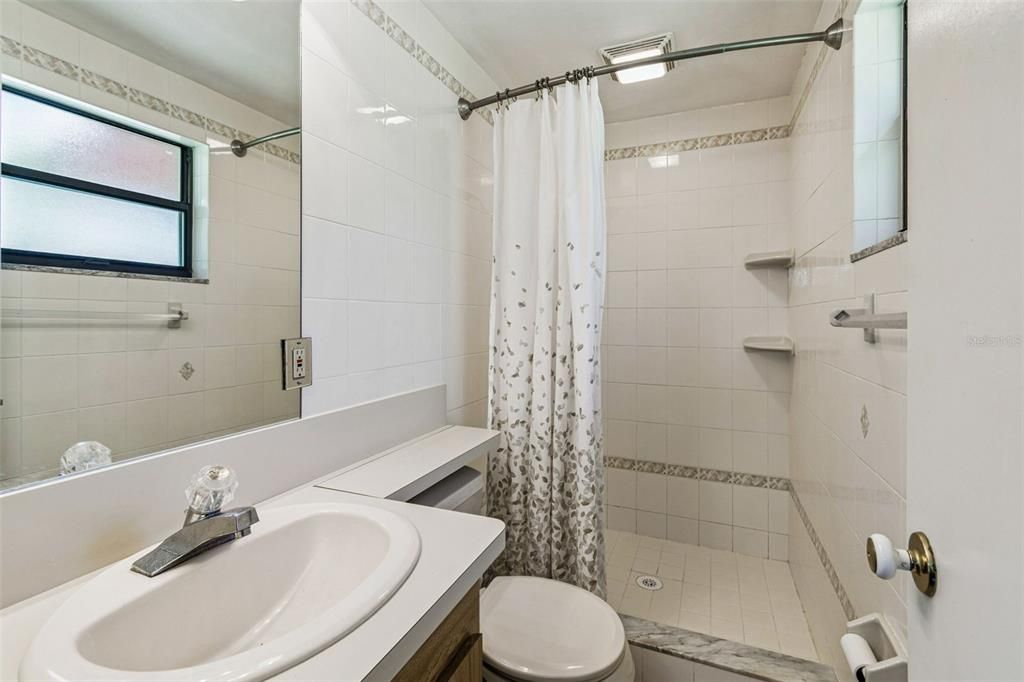 合同活跃: $329,000 (3 贝兹, 2 浴室, 1032 平方英尺)