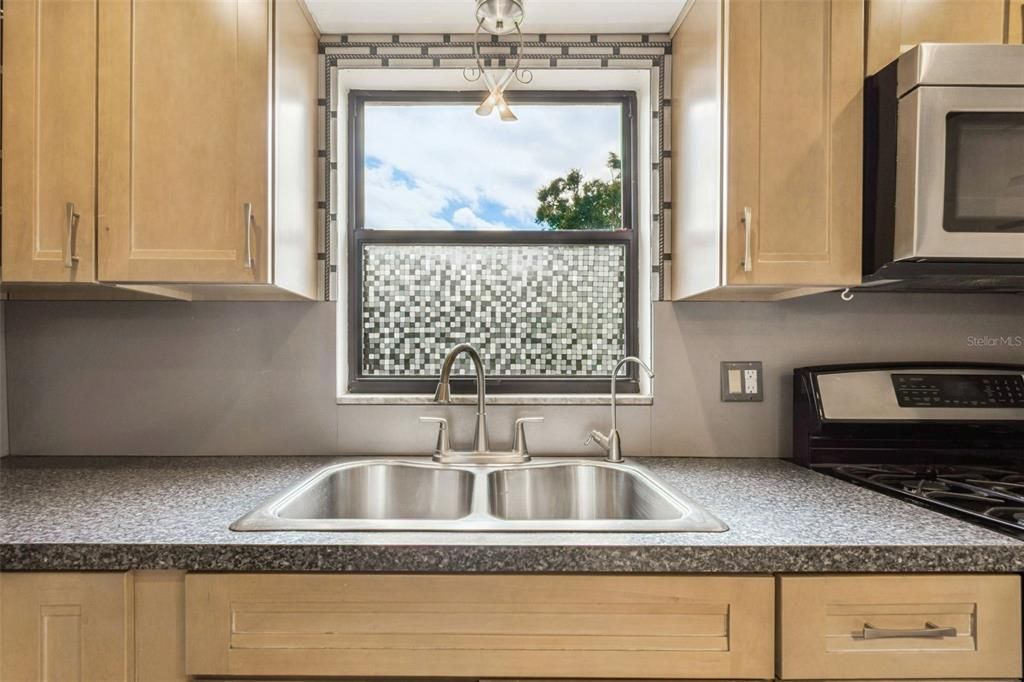 合同活跃: $329,000 (3 贝兹, 2 浴室, 1032 平方英尺)