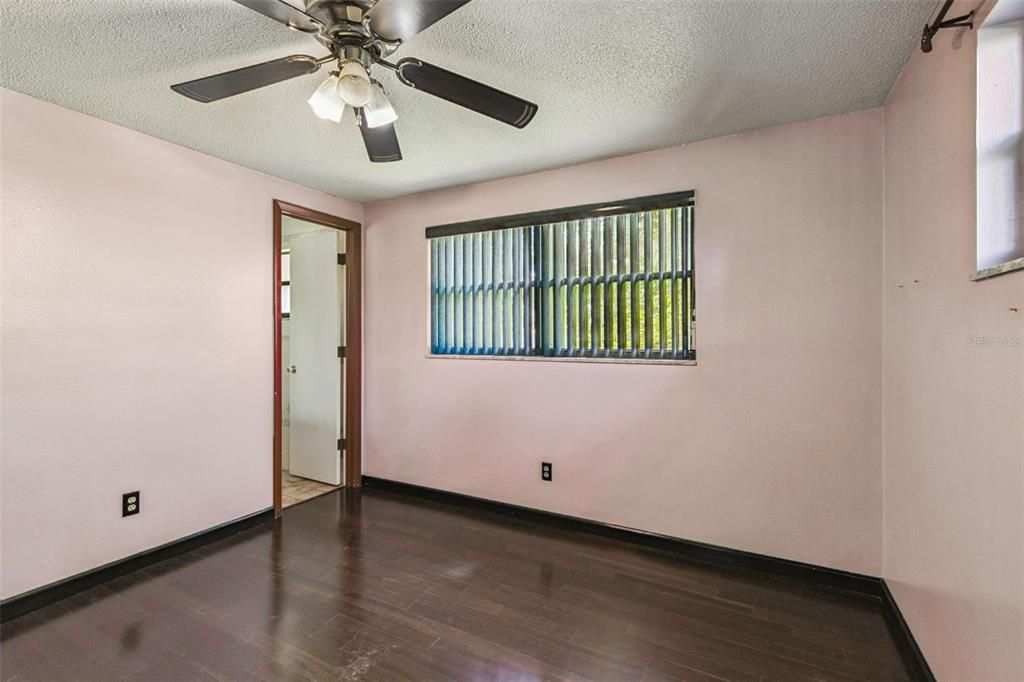 合同活跃: $329,000 (3 贝兹, 2 浴室, 1032 平方英尺)