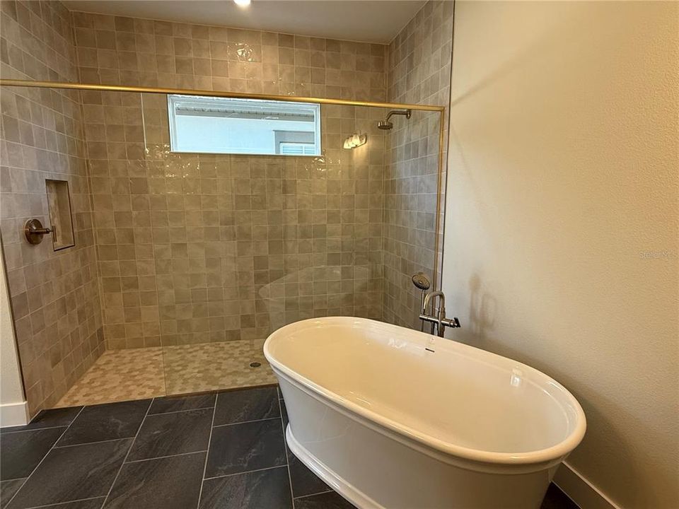 Под контрактом: $1,233,110 (4 спален, 3 ванн, 3098 Квадратных фут)