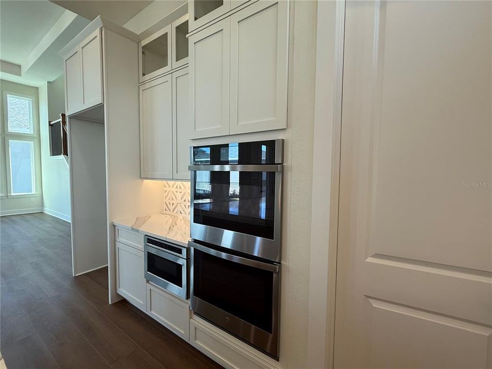 Под контрактом: $1,233,110 (4 спален, 3 ванн, 3098 Квадратных фут)