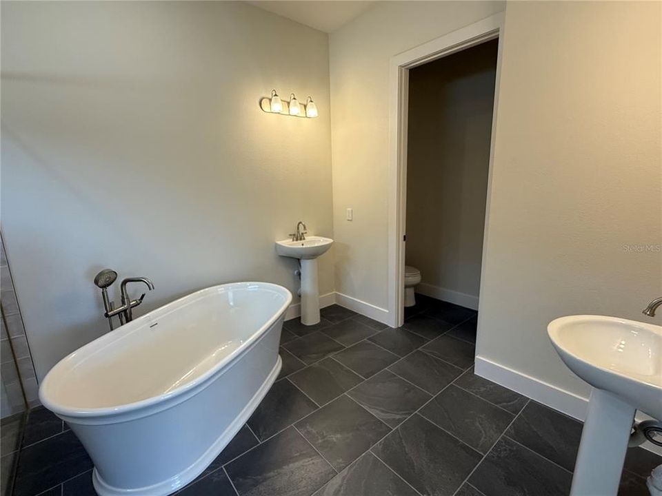 Под контрактом: $1,233,110 (4 спален, 3 ванн, 3098 Квадратных фут)