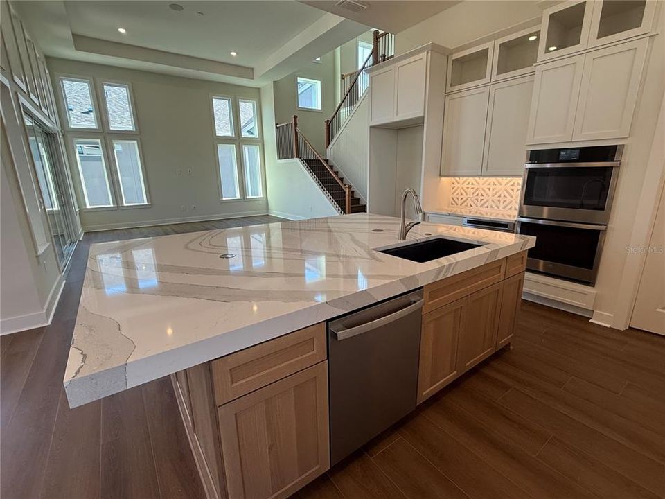 Под контрактом: $1,233,110 (4 спален, 3 ванн, 3098 Квадратных фут)