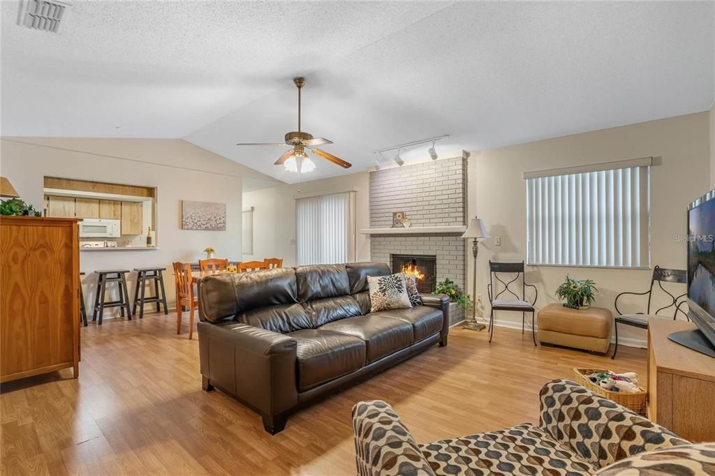 出租: $2,250 (3 贝兹, 2 浴室, 1633 平方英尺)