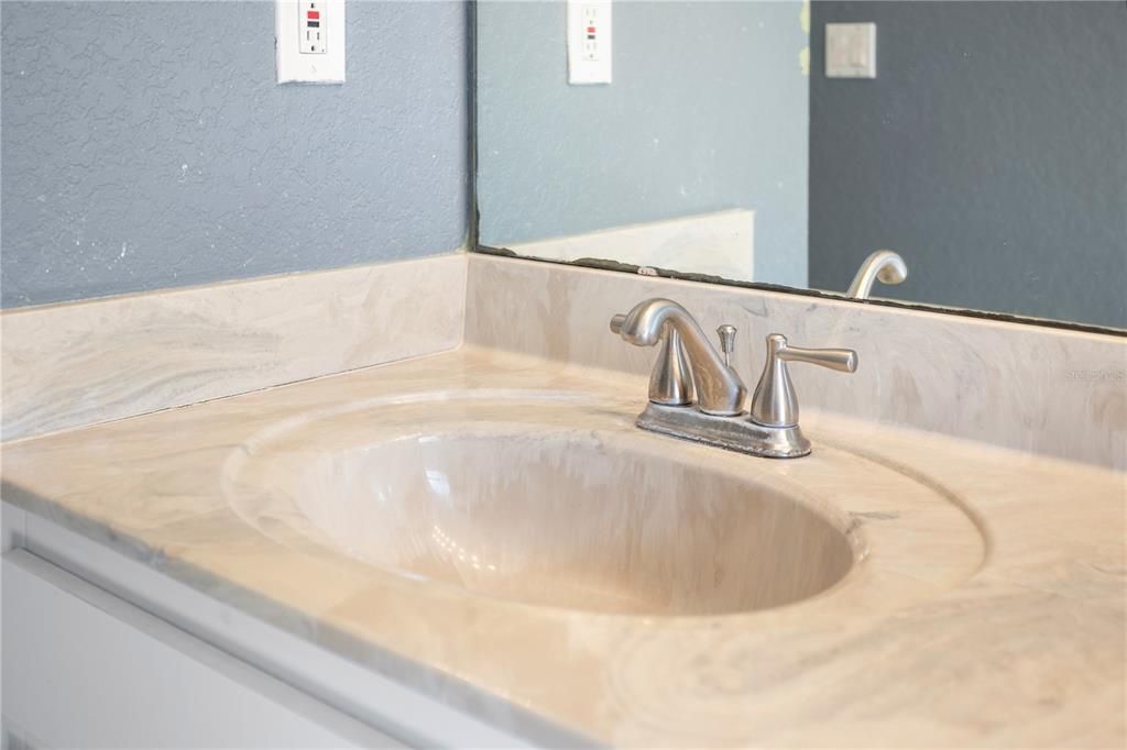 合同活跃: $450,000 (3 贝兹, 2 浴室, 2082 平方英尺)